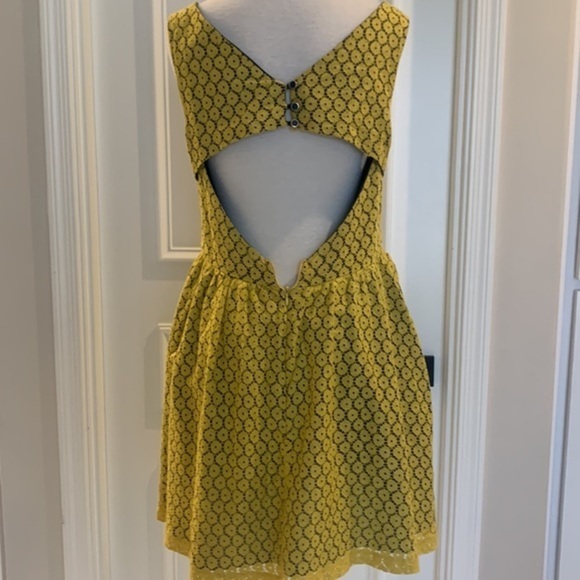Monteau back cutout yellow lace dress - Picture 1 of 3
